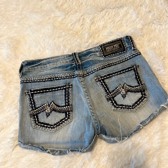 Miss Me Sz 28 Embroidered Boyfriend Blue Jean Shorts JPB1026SH - Picture 1 of 4